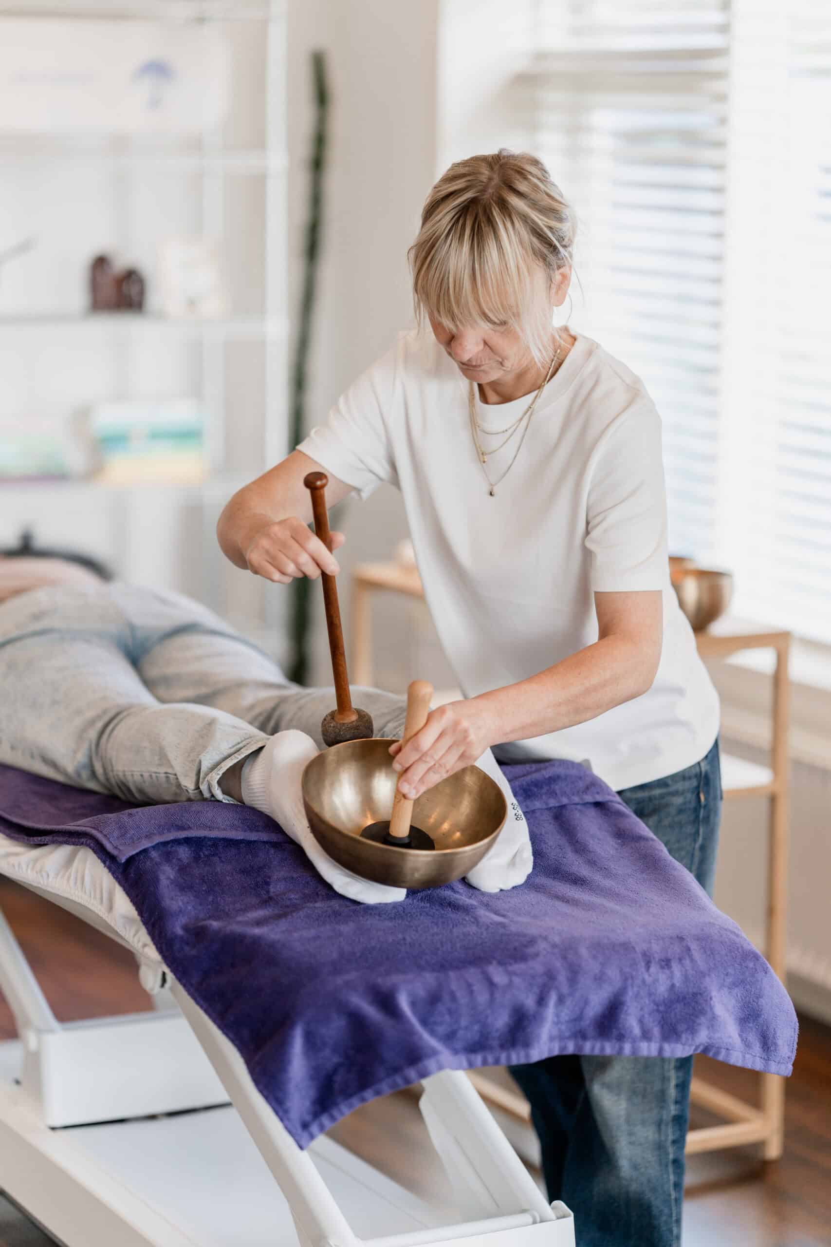 Susan Twaalfhoven geeft een klankschalenmassage als onderdeel van de begeleiding